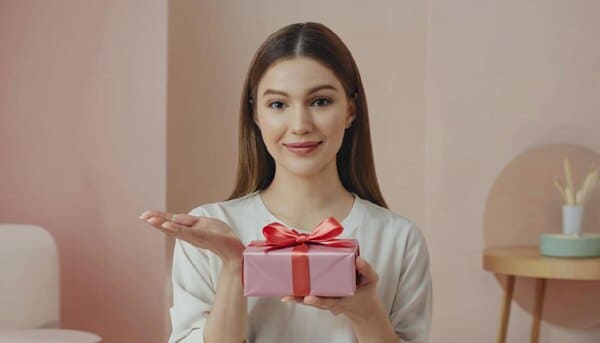 Получает подарок